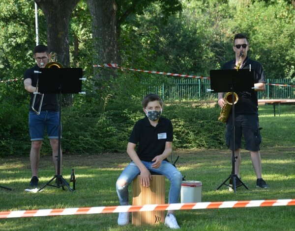 Die bei Musik aus dem Fenster gegründete Band Bandemie feierte auf der Serenade des Musikverein Grafenrheinfeld ihr Debüt mit Stimmungsmusik und Blasmusik