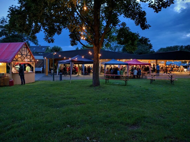 Besuche Konzerte Musikverein Grafenrheinfeld Konzert Serenade SBO Symphonisches Blasorchester Fahrradhalle an der Grundschule Sommer Blasmusik