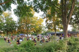 Die Rafelder Musikanten und ihr Dirigent Raphael Schollenberger eröffneten und beendeten die Sommerserenade des Musikverein Grafenrheinfeld an der Rafelder Fahrradhalle
