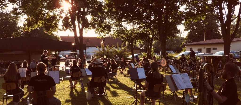 Die Rafelder Musikanten und ihr Dirigent Raphael Schollenberger begeistern mit zünftiger Blasmusik und mitreißender Stimmungsmusik an der Sommerserenade 2020