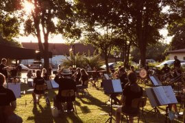 Die Rafelder Musikanten und ihr Dirigent Raphael Schollenberger begeistern mit zünftiger Blasmusik und mitreißender Stimmungsmusik an der Sommerserenade 2020