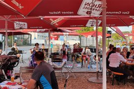 Die Rafelder Musikanten spielten Blasmusik auf der kleinen Wiesn im Neuschter Sommerfleck.