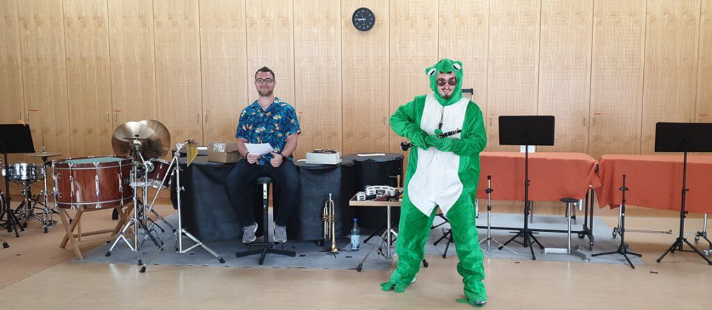 Florian Lutz (Saxofrosch) und Linus Trapp vom Musikverein Grafenrheinfeld stellen den Kindern der Grundschule Grafenrheinfeld Instrumente vor.