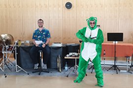 Florian Lutz (Saxofrosch) und Linus Trapp vom Musikverein Grafenrheinfeld stellen den Kindern der Grundschule Grafenrheinfeld Instrumente vor.