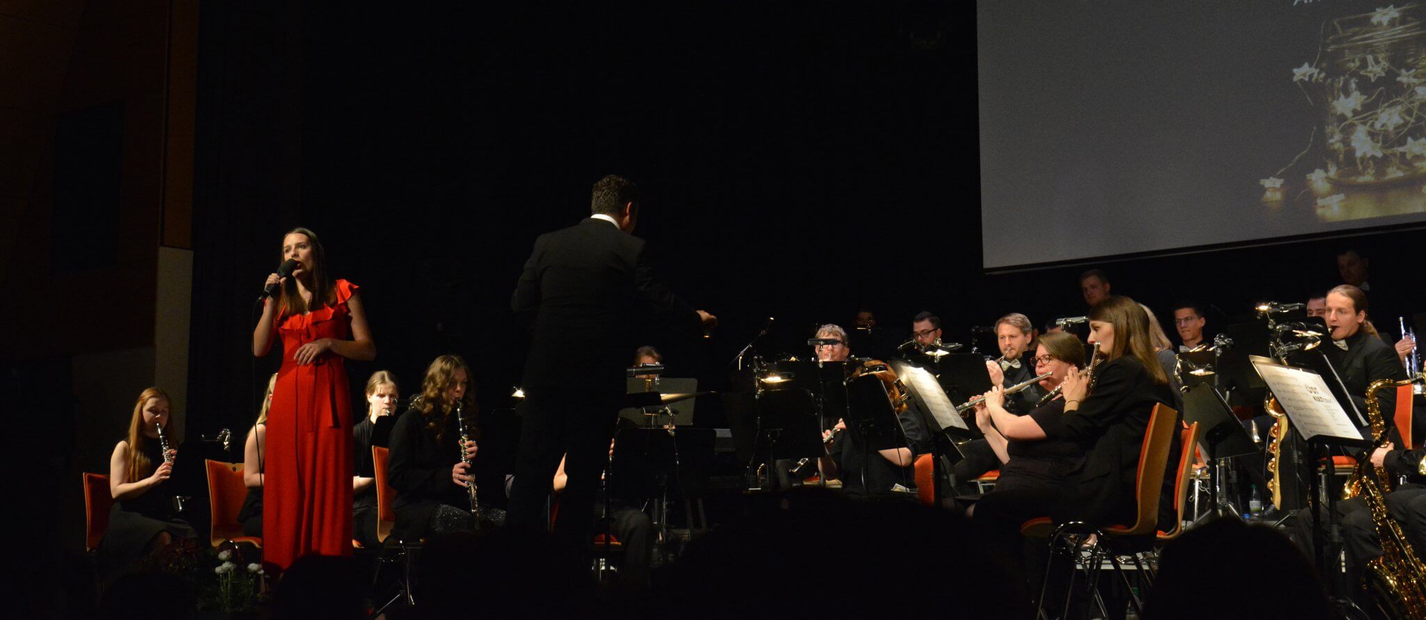 Beim Frühjahrskonzert 2022 unter dem Motto "Thank you for the music" kehrte das SBO unter der Leitung von Christian Lang zusammen mit Sängerin Emily Braun in die Kulturhalle Grafenrheinfeld zurück.