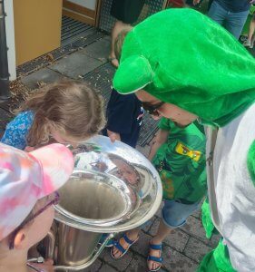 Ferien Spaß Ferienspaß SOmmerferien Musik Orchester Grafenrheinfeld BAdesee Frosch Saxofrosch Siegfried Badeseeorchester Kinder 