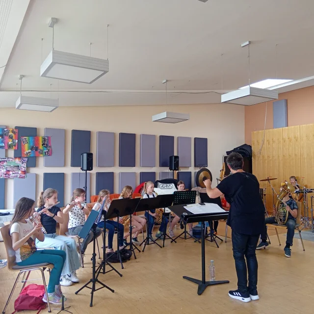 Ab 16:15 Uhr begann eine offene Probe unseres Nachwuchsorchesters „Soundbuddies“ – zum Zuhören, Mitklatschen und Staunen 👂👏🤩! Ab 16:45 Uhr hieß es dann: Instrumente ausprobieren 🪈🎷 – von der Trompete 🎺 bis zum Schlagzeug 🥁war alles dabei. Um 18:30 Uhr zeigten die „Youngsters“ bei einer öffentlichen Probe, wie viel Spaß Musikunterricht im Musikverein macht. 🎵  Danke an das wunderbare Publikum und an alle, die vorbeigeschaut haben 😊 
An alle, die es nicht geschafft haben, vorbeizukommen und Instrumente auszuprobieren, oder wer noch Fragen habt - schreibt uns gerne eine Mail 📧❤️