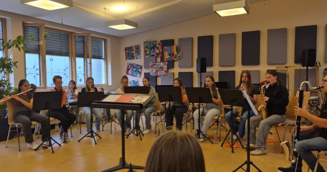 Letzter Stopp vor den Ferien: Gemeinsames Musizieren mit unseren Soundbuddies und Youngsters im Proberaum vor einem tollen Publikum!😍🎶  Das Highlight? Ganz klar: Der Böhmische Traum als gemeinsames Schlussstück! 🎺🎷🥁  Danke für dieses musikalische Jahr – wir freuen uns jetzt schon auf das nächste! 💛
Schöne Ferien euch allen! ☀️🍦
______
#ferien #sommerferien #musik #orchester #orchestra #youngsters #jbo #jugend #blasmusik #rafeld #grafenrheinfeld #schweinfurt