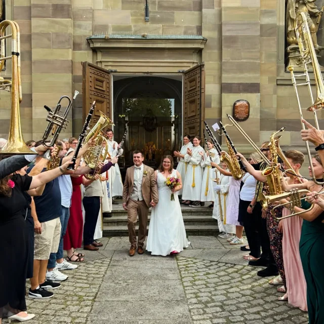 "Liebe ist kein Solo. Liebe ist ein Duett." 🎶 
Unser Trompeter Marius Berchtold hat seine Frau Pauline geheiratet und wir durften ihre Hochzeit musikalisch umrahmen. 🎺💐 
Wir wünschen dem Brautpaar alles Gute und einen schönen Start in die gemeinsame Zukunft! 👰🏻‍♀️🤵🏻‍♂️💞✨