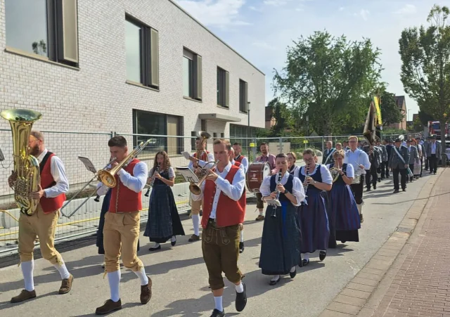 Traditionell der erste Einsatz in der Blasmusiksaison: die Abholung des Schützenkönigs macht jedes Jahr aufs neue Freude!☀️🍻  Auf viele weitere Jahre lebendigen Dorflebens!☺️🎶
_____
#blasmusik #grafenrheinfeld #rafeld #musikverein #sbo #musik #konzert #symphonisch #schweinfurt #schützenkönig #symphonisch